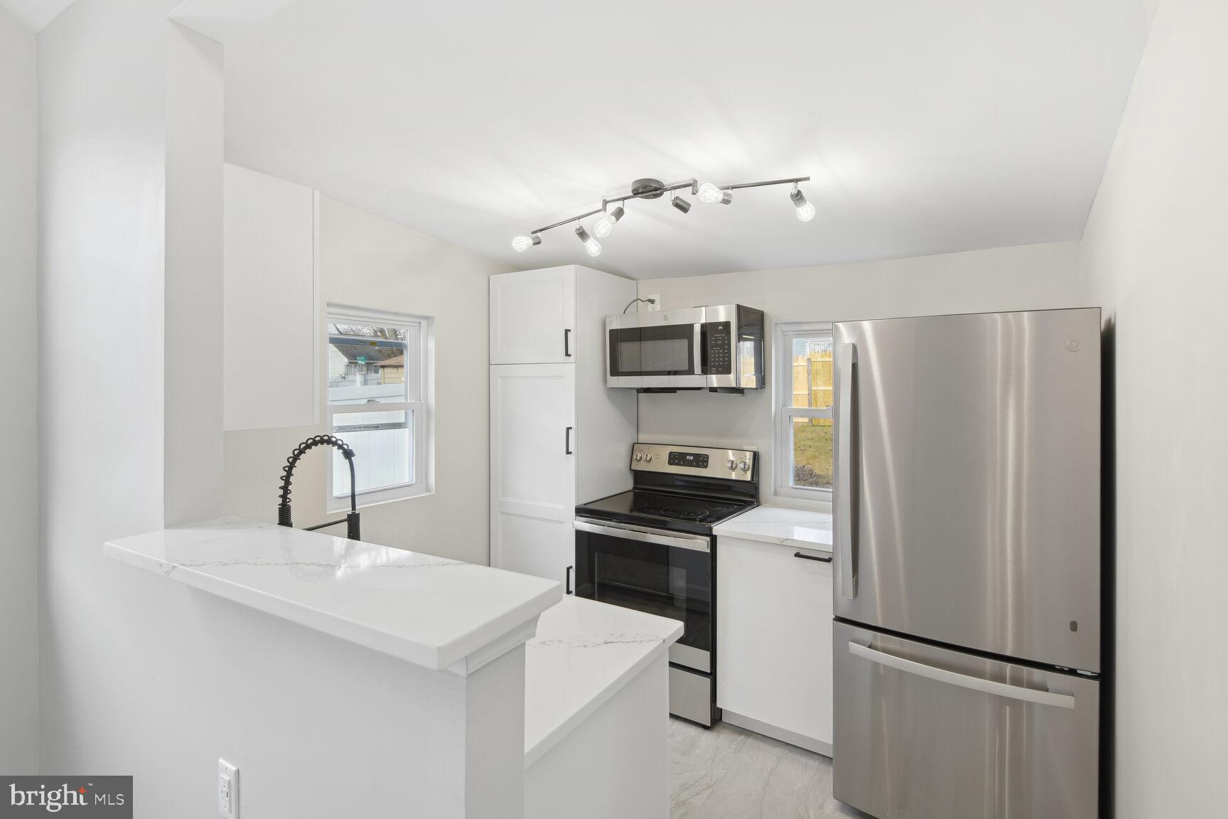 WOODLAND BEACH - Residential