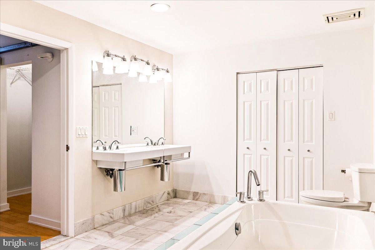 OLD CITY - Commercial Sale