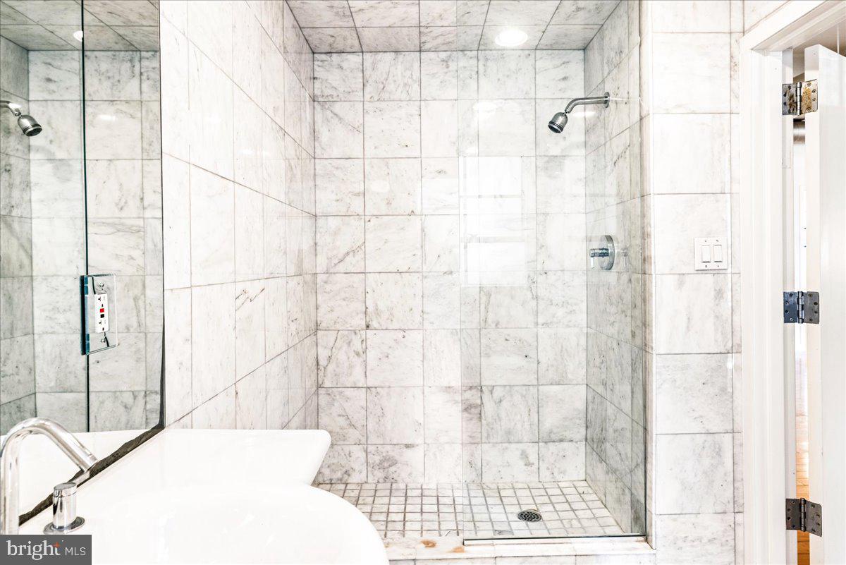 OLD CITY - Commercial Sale