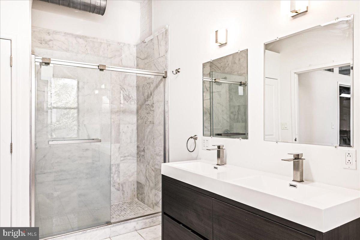 OLD CITY - Commercial Sale