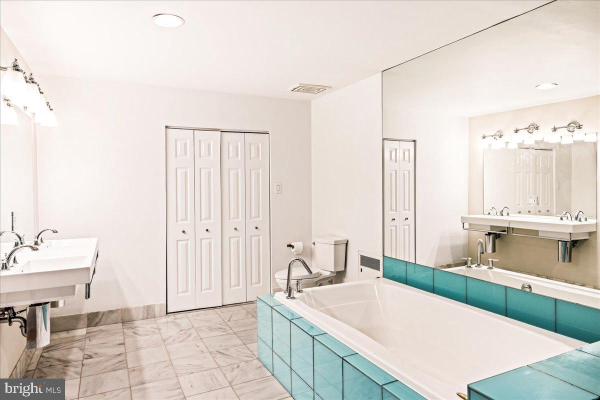 OLD CITY - Commercial Sale