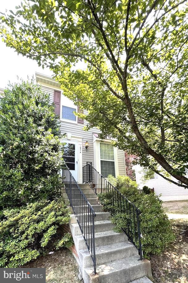 THIS CHARMING END-UNIT TOWNHOME OFFERS 3 FINISHED LEVELD AND A PRIME LOCATION BACKING TO WOODS. THE MAIN LEVEL FEATURES GLEAMING FLOORS, A SPACIOUS LIVING AREA, KITCHEN AND DINING AREA AS WELL AS A POWDER ROOM AND DECK. PERFECT FOR RELAXING OR ENTERTAINING. UPSTAIRS, YOU'LL FIND 2 BEDROOMS AND A FULL BATH, WHILE THE FINISHED BASEMENT INCLUDES A 3RD BEDROOM, A FULL BATH AND ADDITIONAL LIVING SPACE.
CONVENIENTLY LOCATED MINUTES FROM I-95, THE VRE, COMMUTER OPTIONS, FT. BELVOIR, QUANTICO, SCHOOLS, SHOPPING, DINING, PARKS AND MORE!
PLEASE SCHEDULE ONLINE! 2 HOUR NOTICE -QUALIFYING REQUIREMENTS - 640+ CREDIT SCORES, LOW DEBT TO RENT AND DEBT TO RENT RATIOS OF 30% OR LESS, RENTAL HISTORY WITH ALL PAYMENTS ON TIME, CLEAR BACKGROUND CHECK. $50.00 APP FEE PER ADULT - $44.95 MONTHLY RESIDENTS BENEFITS PACKAGE.
