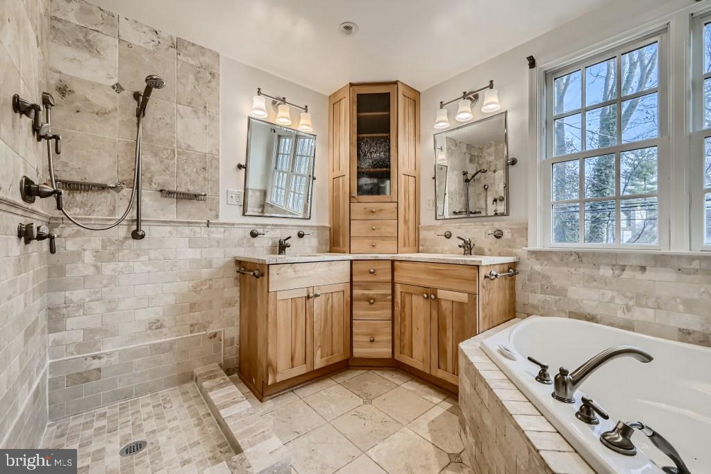 FOUR CORNERS - Residential