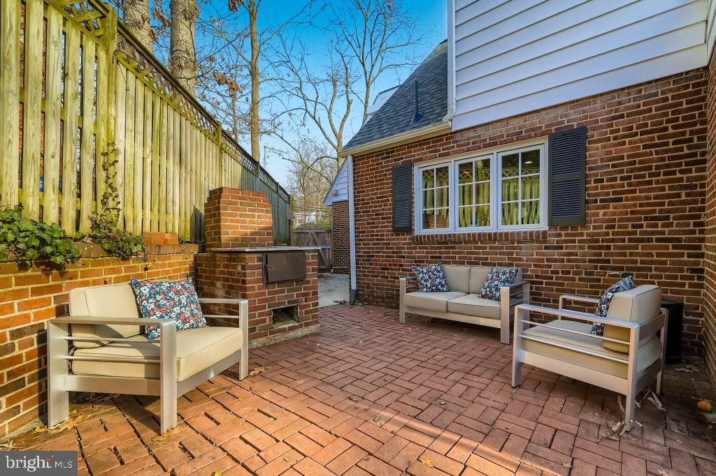 FOUR CORNERS - Residential