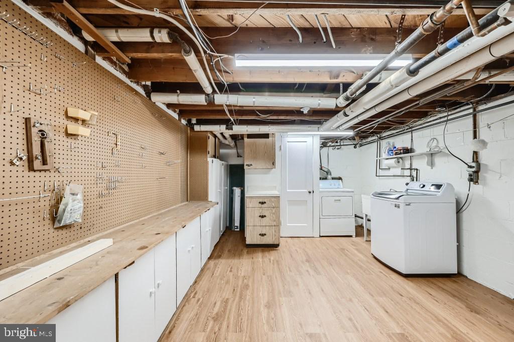 FOUR CORNERS - Residential