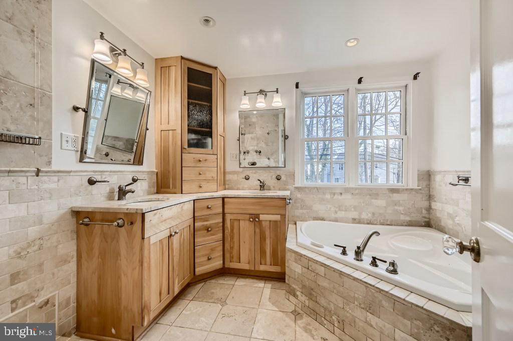 FOUR CORNERS - Residential