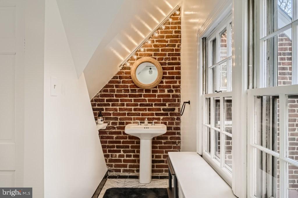 FOUR CORNERS - Residential