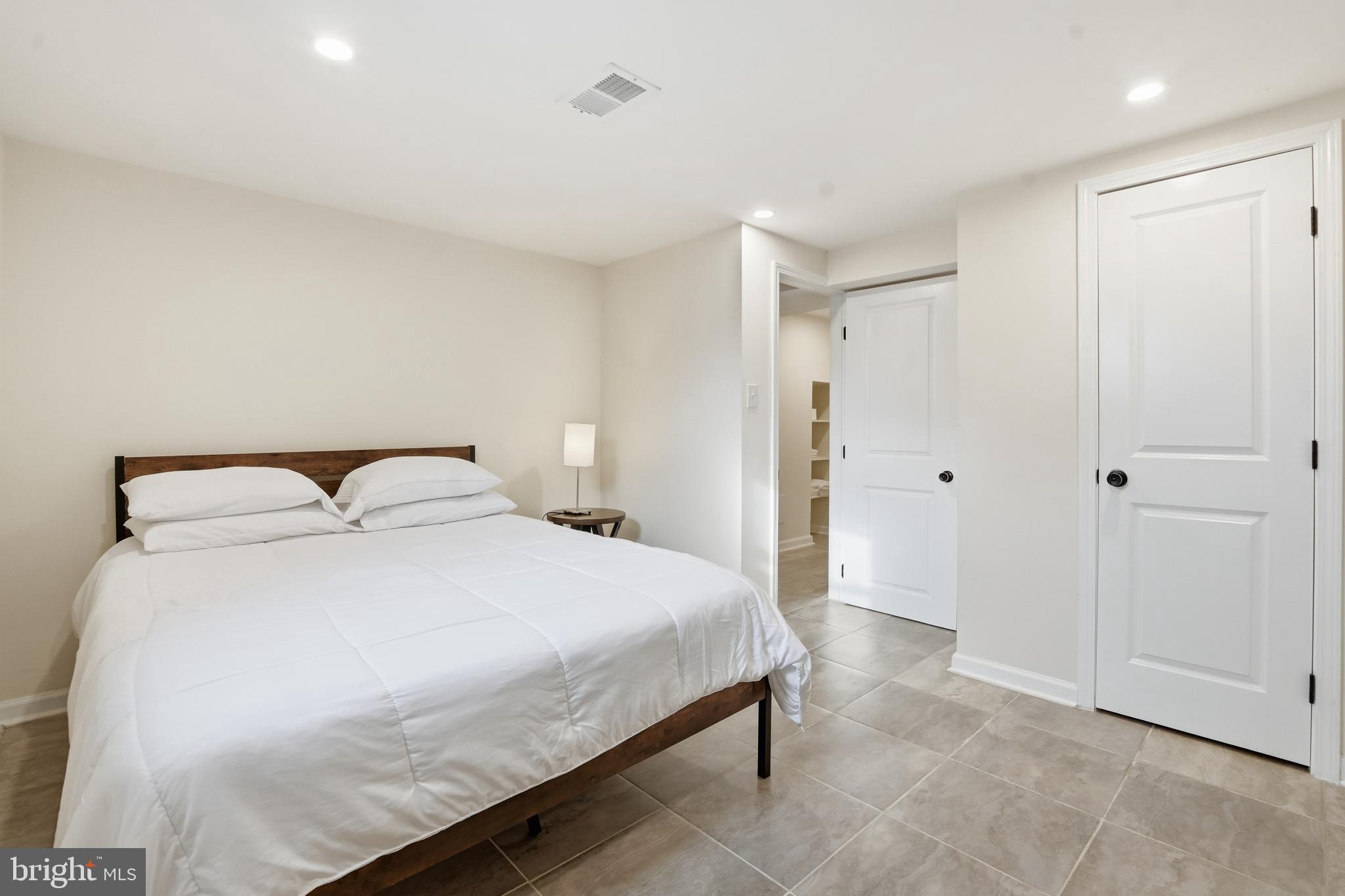 BROYHILL CREST - Residential Lease