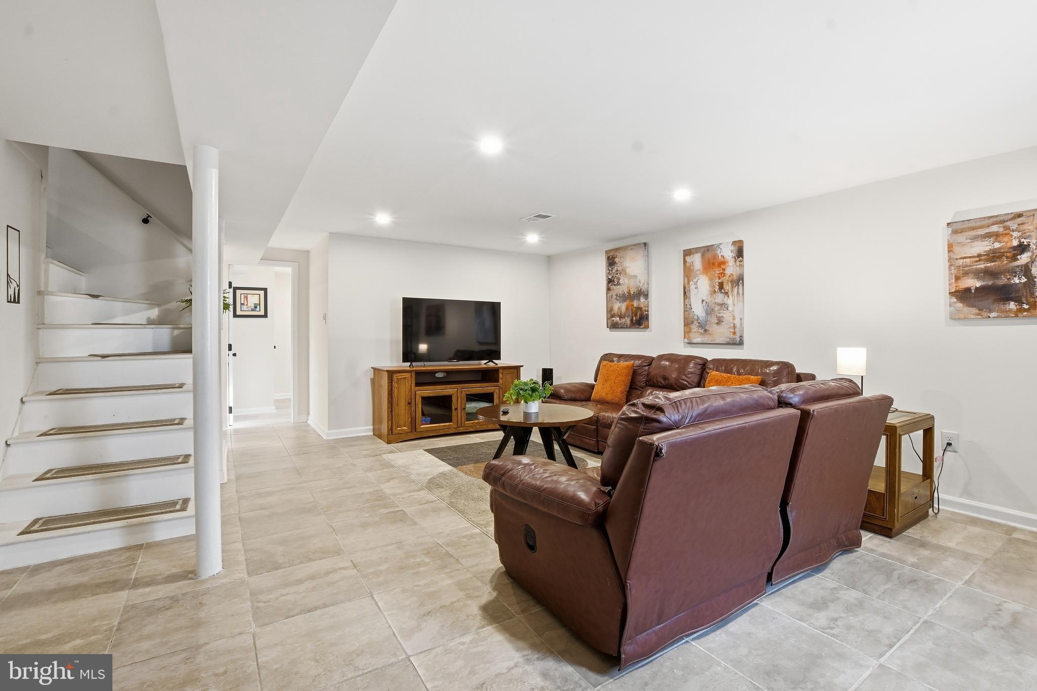 BROYHILL CREST - Residential Lease