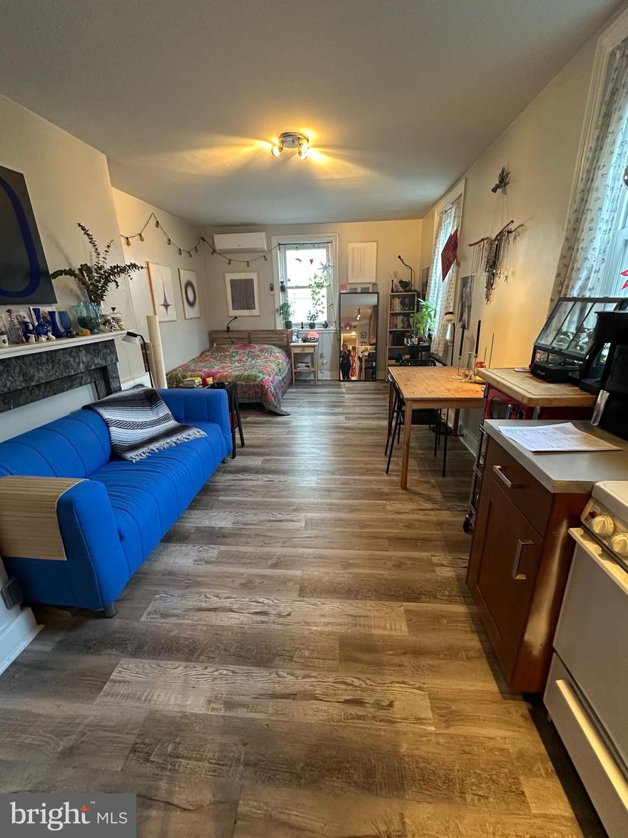 Absolute bargain for a super apartment in a great area. Priced low for a tenant looking to move in this July. Grab it before someone else does.