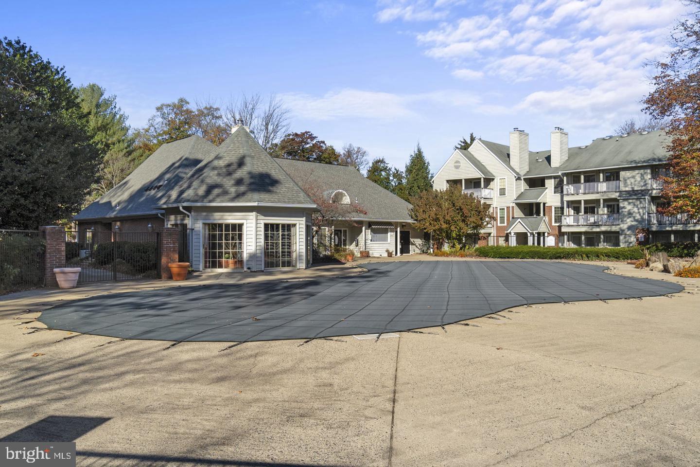 PENDERBROOK SQUARE CONDOMINIUMS - Residential Lease