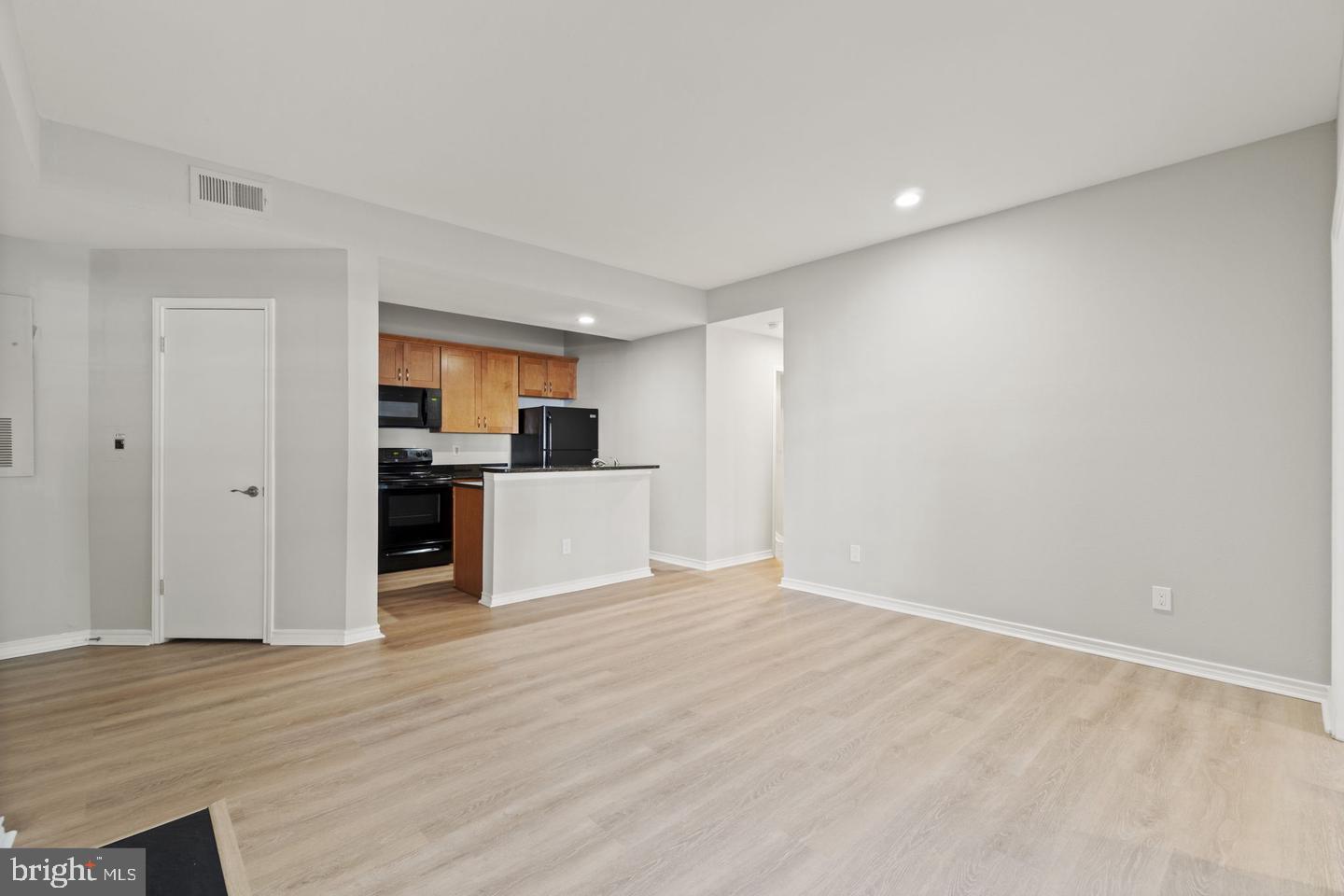 PENDERBROOK SQUARE CONDOMINIUMS - Residential Lease