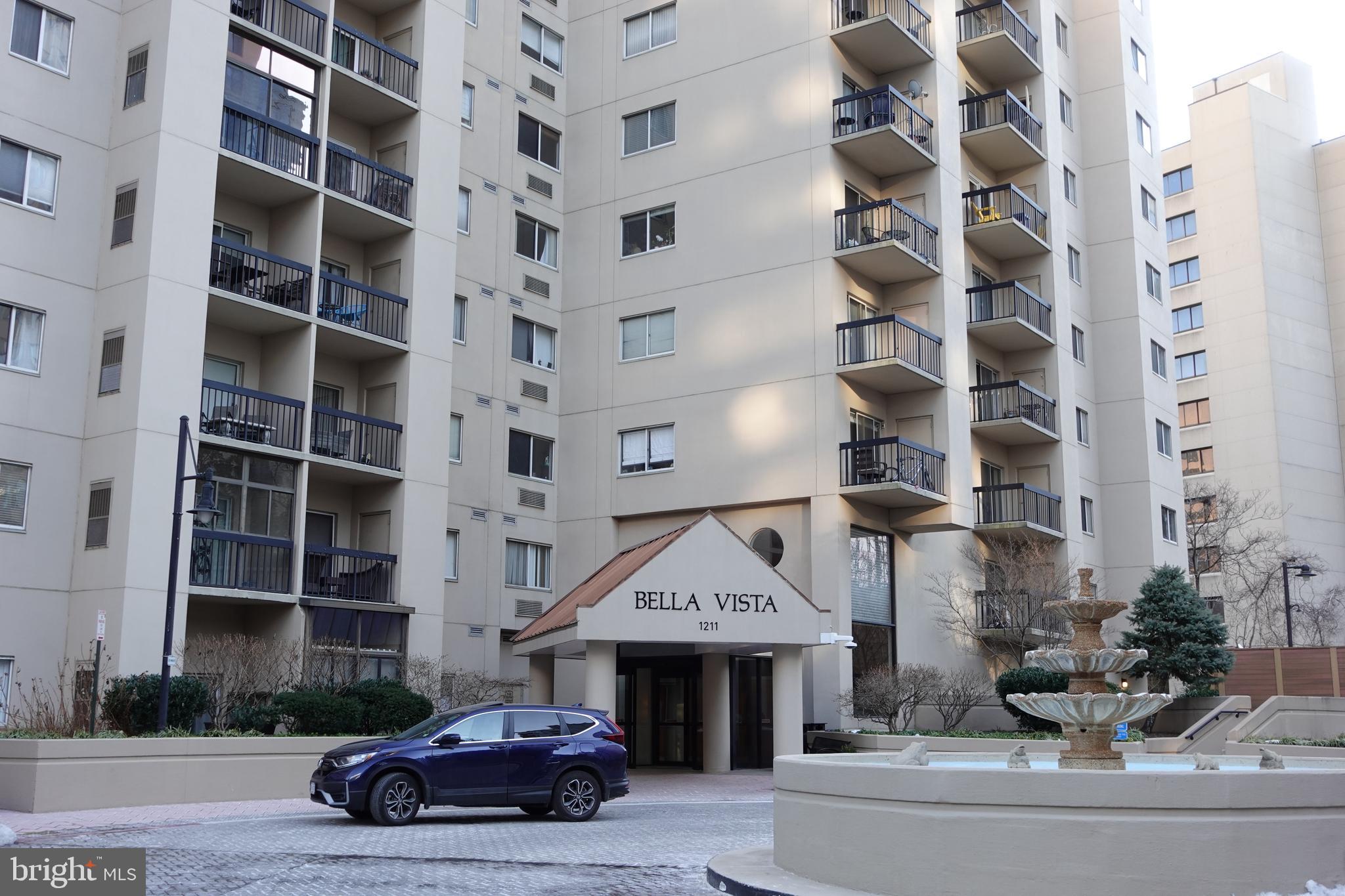 Investor Special, your rare opportunity to update the unit as you like. Easy to show. Great location, walking distance to Amazon HQ2, Whole foods is just acroos the street from the lobby, minutes to shopping and fine dining on S. Eads Street.