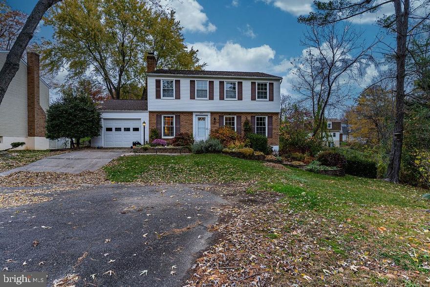 Beautiful single family home on a quiet pipestem in Burke Centre. 4 bedrooms 2.5 bathrooms, and 3 finished levels! The main floor features two living areas, dining room, and an updated eat-in kitchen. The full size rear deck and large, flat, fenced-in backyard are right off the kitchen! The top floor features 3 secondary bedrooms, a hall bath, and the main bedroom with en suite. The generous finished basement tops it off with ample additional square footage!
The neighborhood is full of paved walking paths, tot lots, playgrounds, and nature to enjoy. There are five pools in the HOA, one of which is in walking distance! Walking distance to Terra Centre Elementary. Shopping and entertainment within easy access!

Tenant is responsible for electric, water/sewer, internet/cable, and a $100 repair deductible.