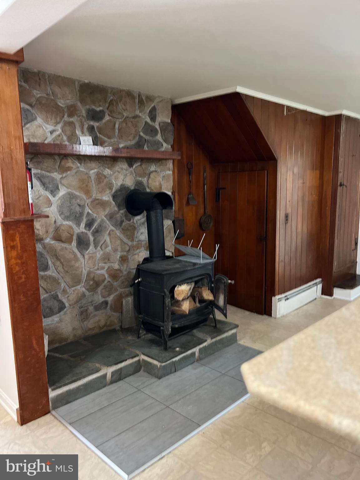 HOOT N HOLLOW - Residential Lease