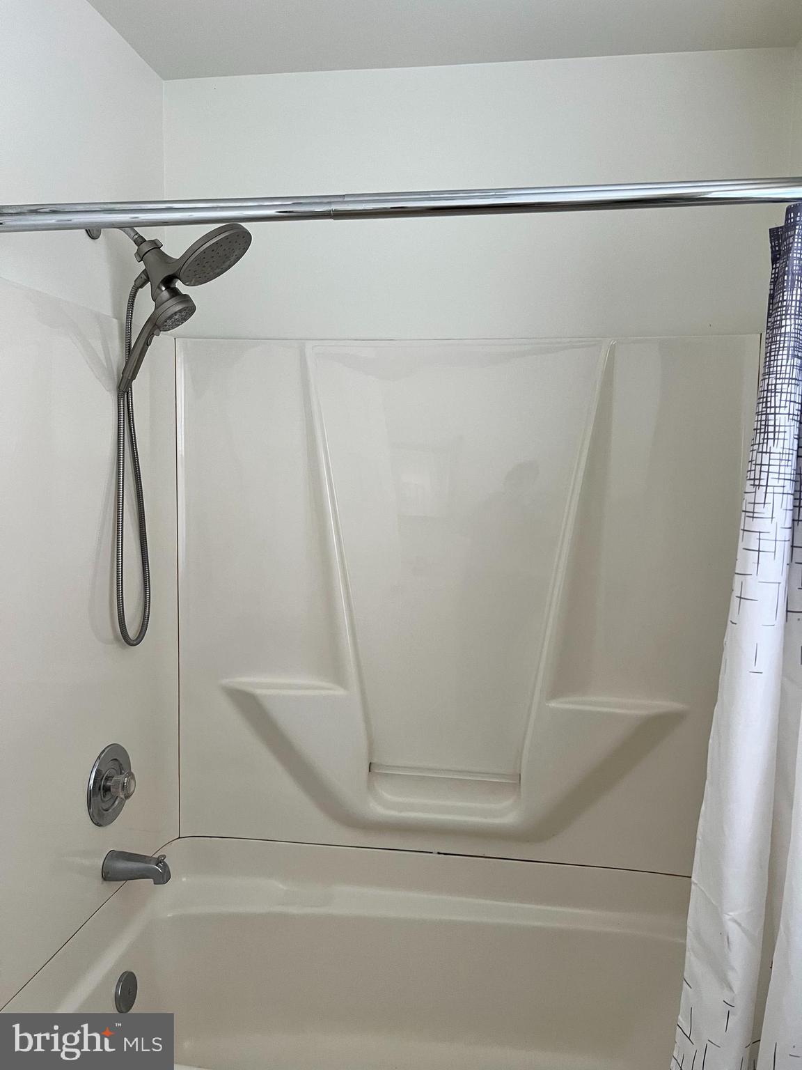 HOOT N HOLLOW - Residential Lease