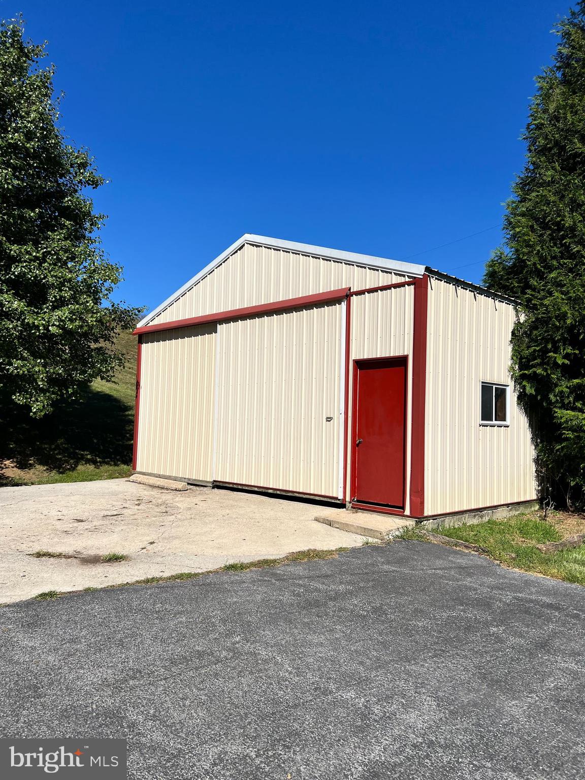 HOOT N HOLLOW - Residential Lease