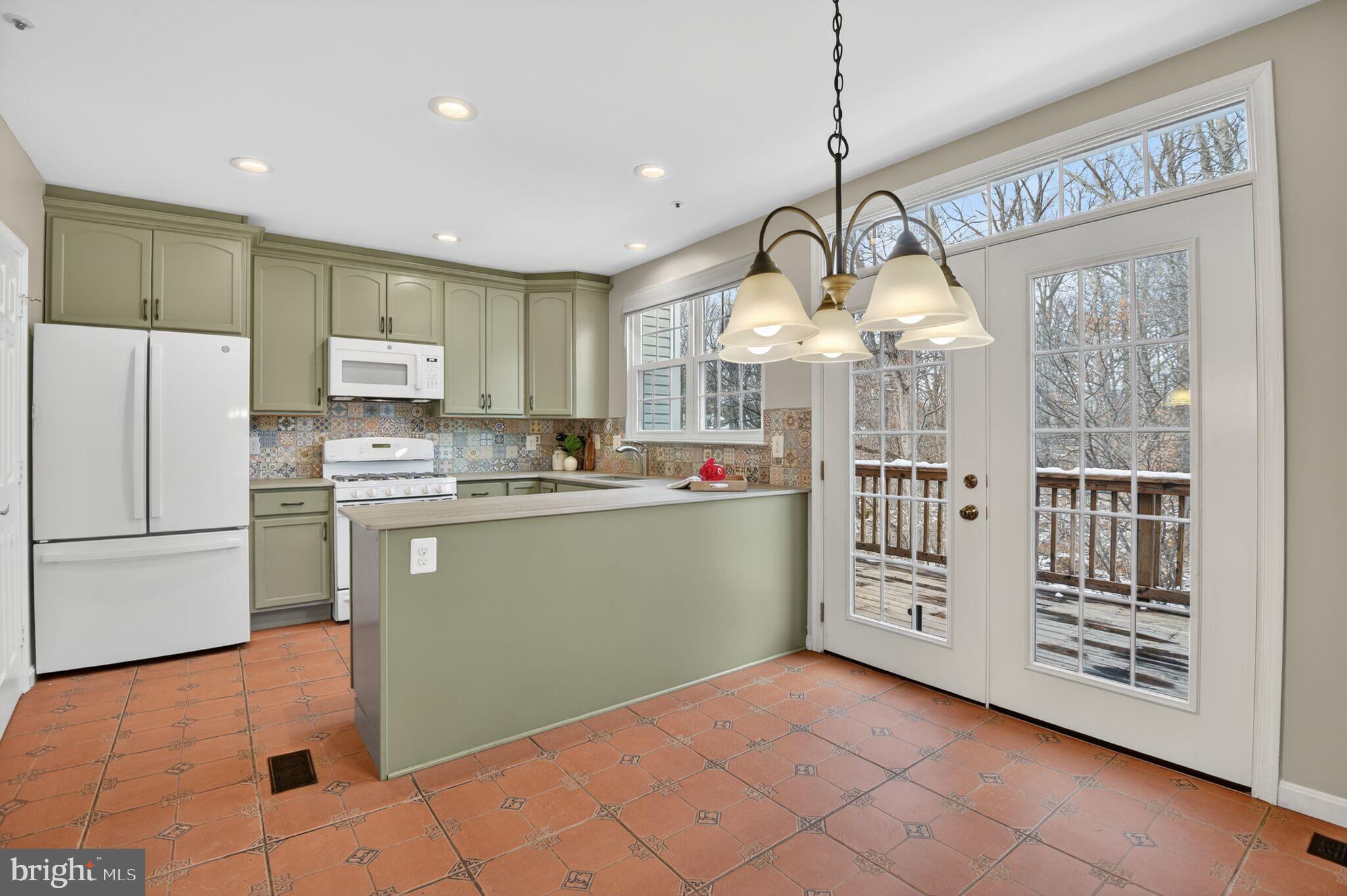 LAKE HALLOWELL - Residential