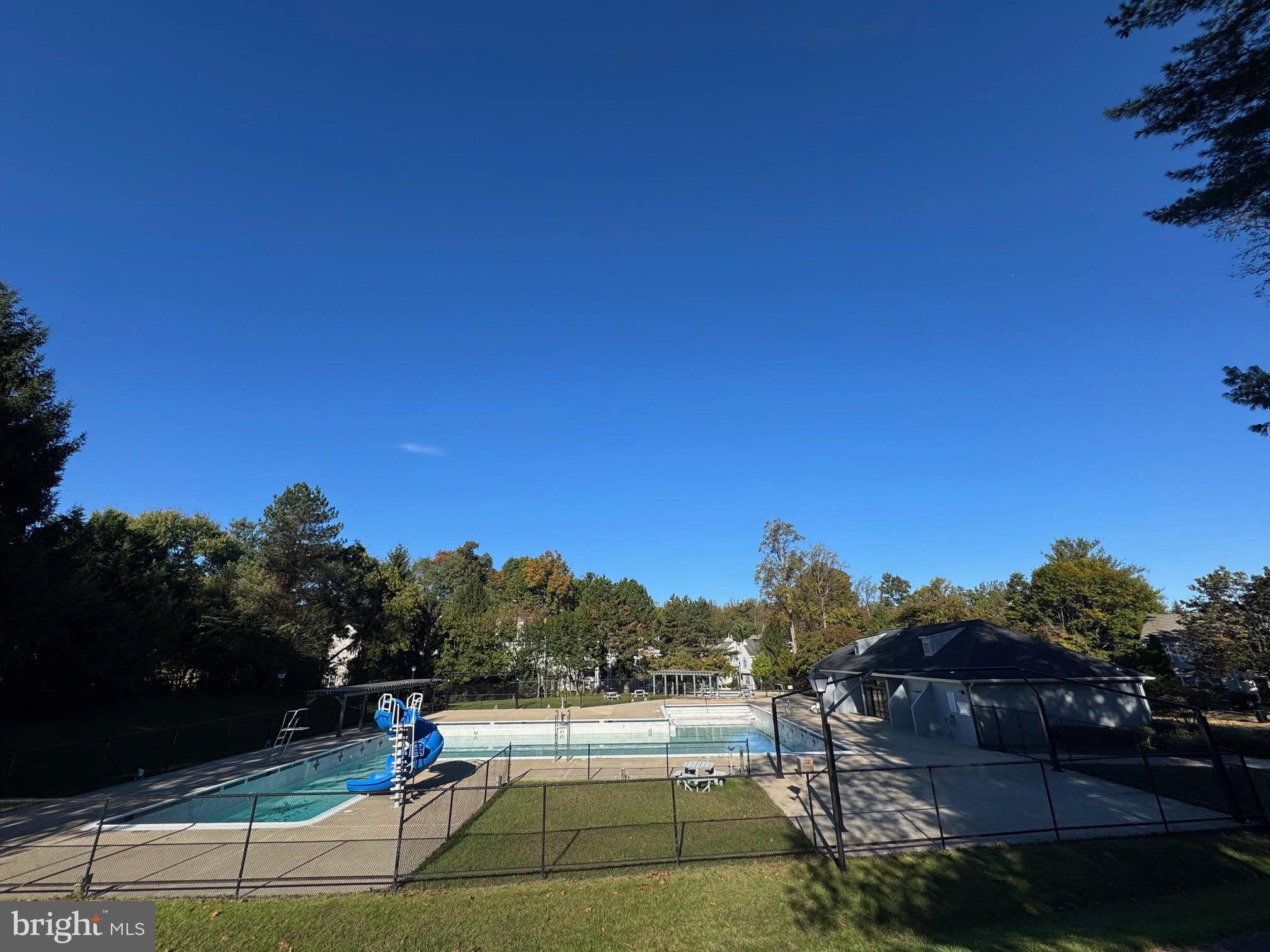 LAKE HALLOWELL - Residential