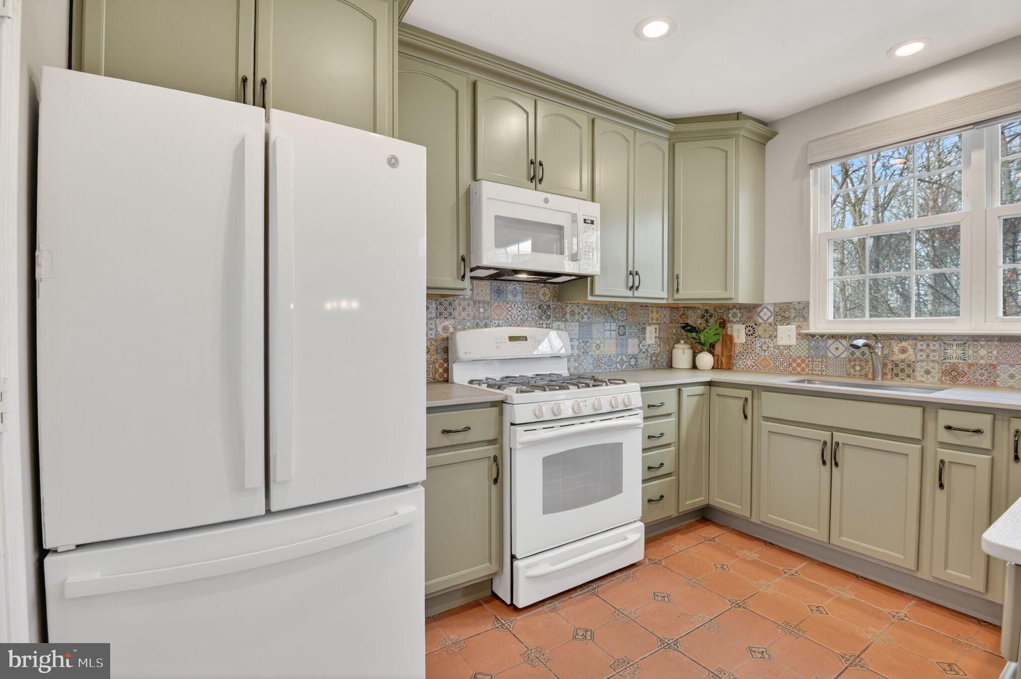 LAKE HALLOWELL - Residential