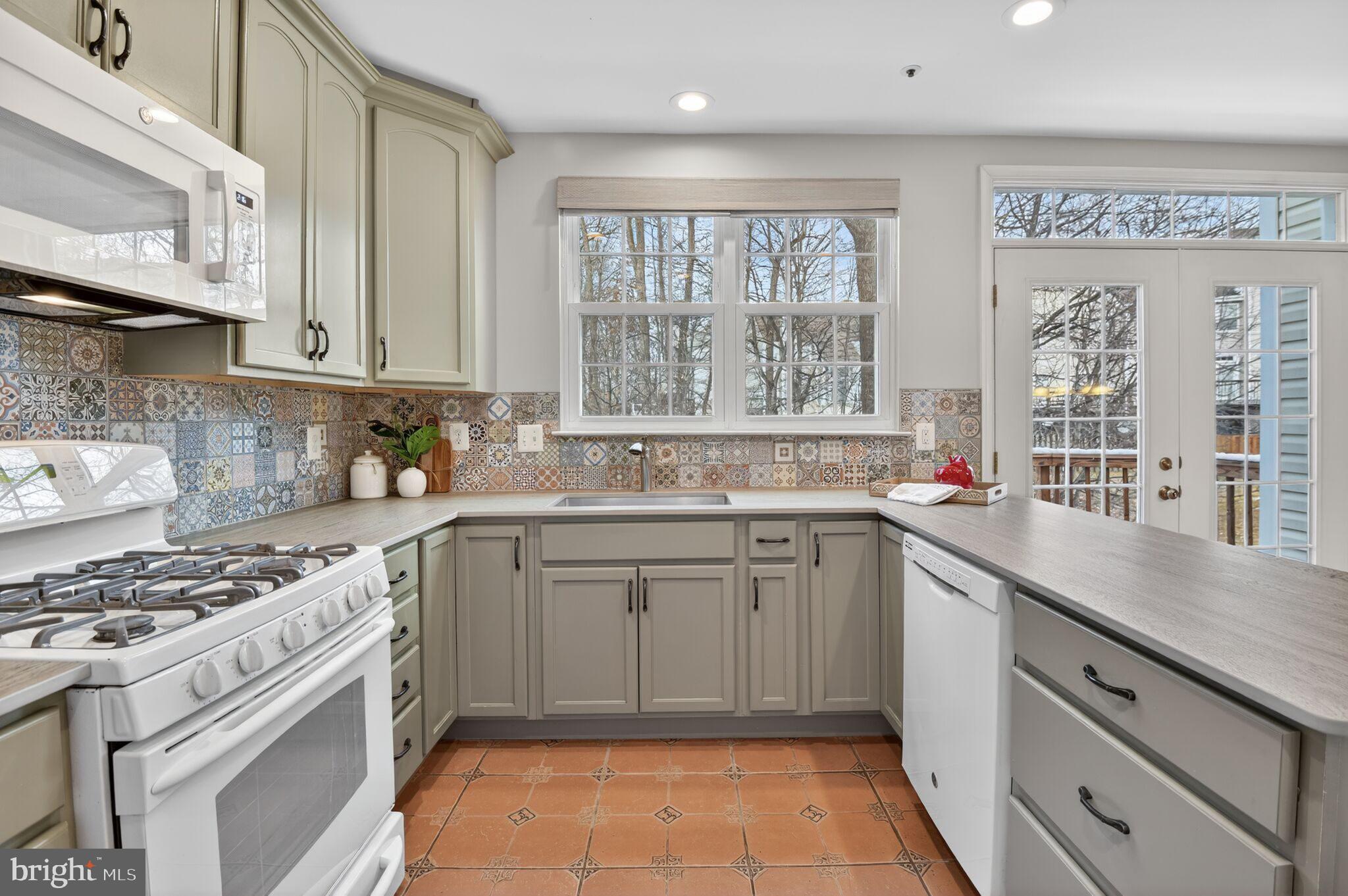 LAKE HALLOWELL - Residential