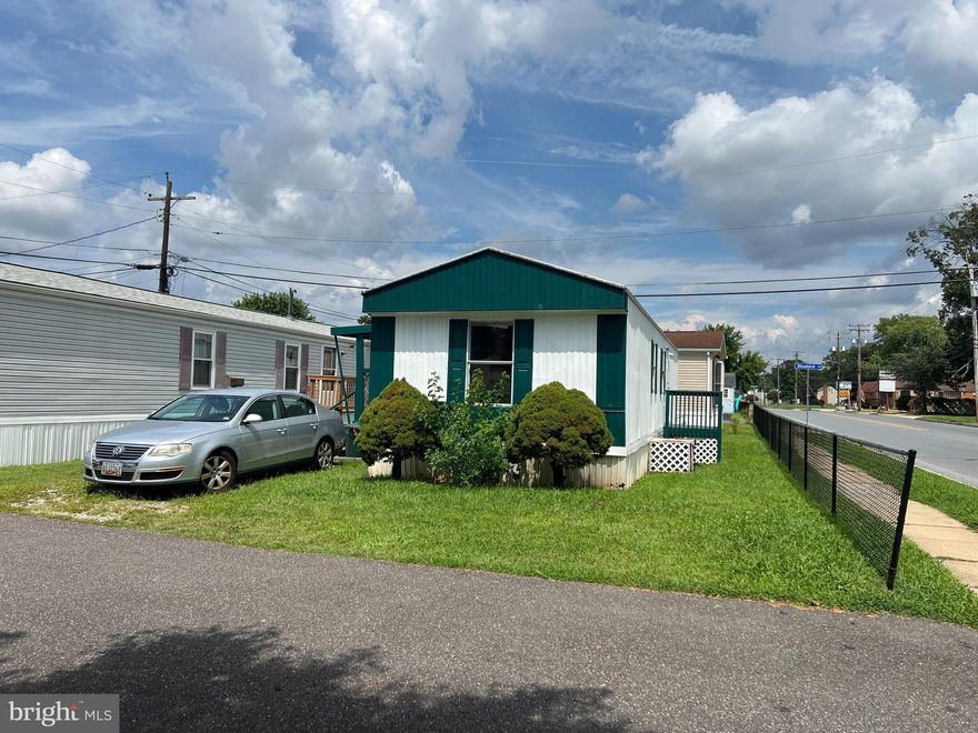 This spacious mobile home is ready for you, features a brand new HVAC system, freshely painted and updated bathroom. Great location in Essex close to main roads, restaurants and shops.