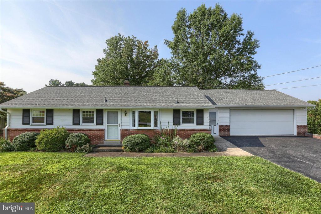 Photo of 8 BREEZY KNOLL RD, WILLOW STREET, PA 17584 (MLS # PALA2038978)