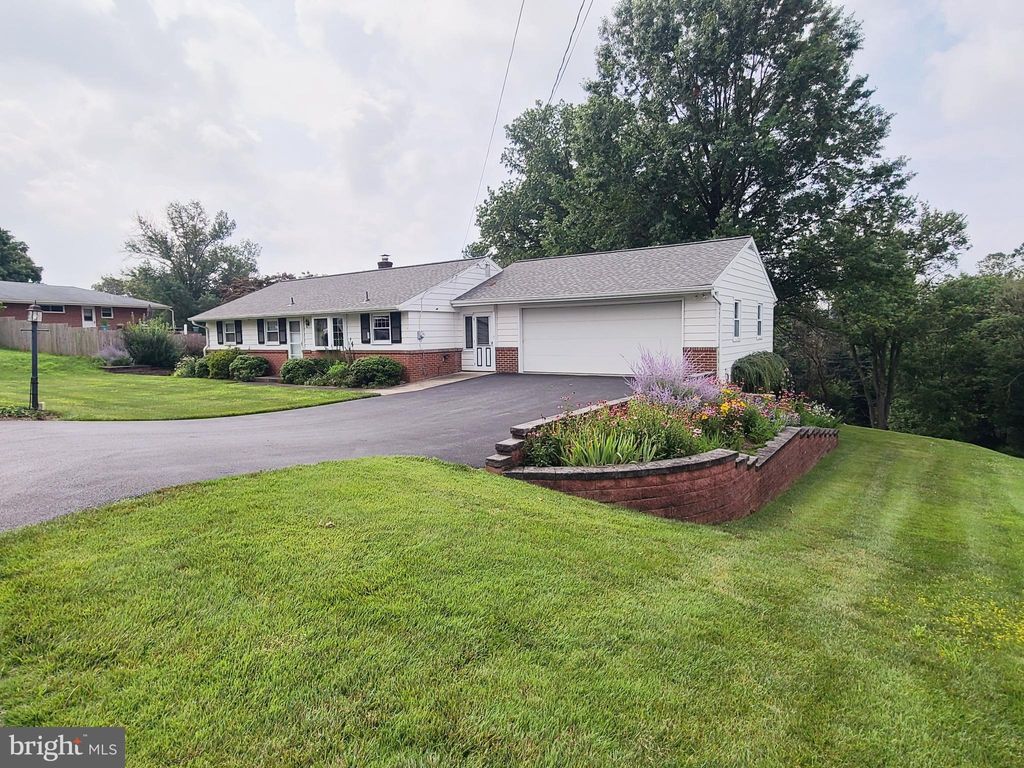 Photo of 8 BREEZY KNOLL RD, WILLOW STREET, PA 17584 (MLS # PALA2038978)