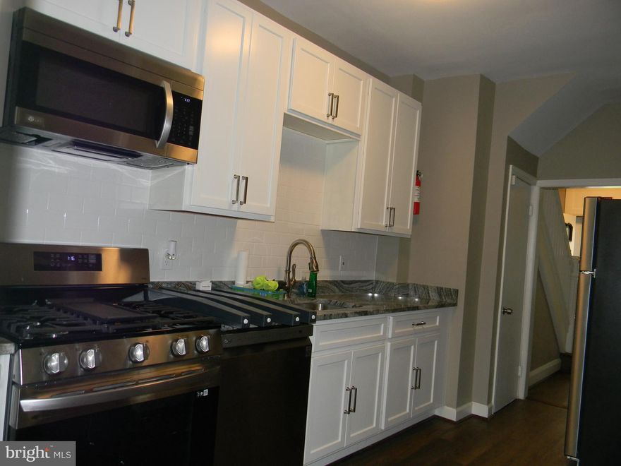 LEASE THIS COMPLETELY RENOVATED 3 BEDROOM, 1.5 BATH PORCHFRONT ROWHOME WITH CAC TODAY. THIS HOME FEATURES AN UPDATED KITCHEN & BATHROOMS, AND A PARTIALLY FINISHED BASEMENT WITH WASHER/DRYER. MAKE YOUR APPT TODAY!
* APPLICATION FEE IS $39.00 PER APPLICANT OVER 18 YEARS OF AGE.