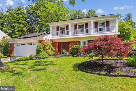Photo of 8600 Fox Run, POTOMAC, MD 20854 (MLS # MDMC2184974)