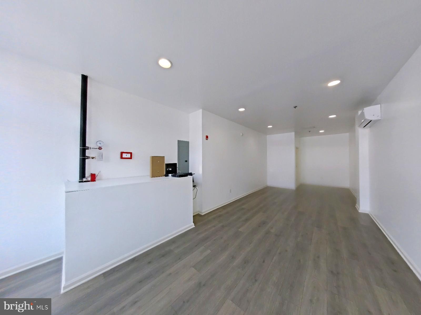 ROXBOROUGH - Commercial Lease