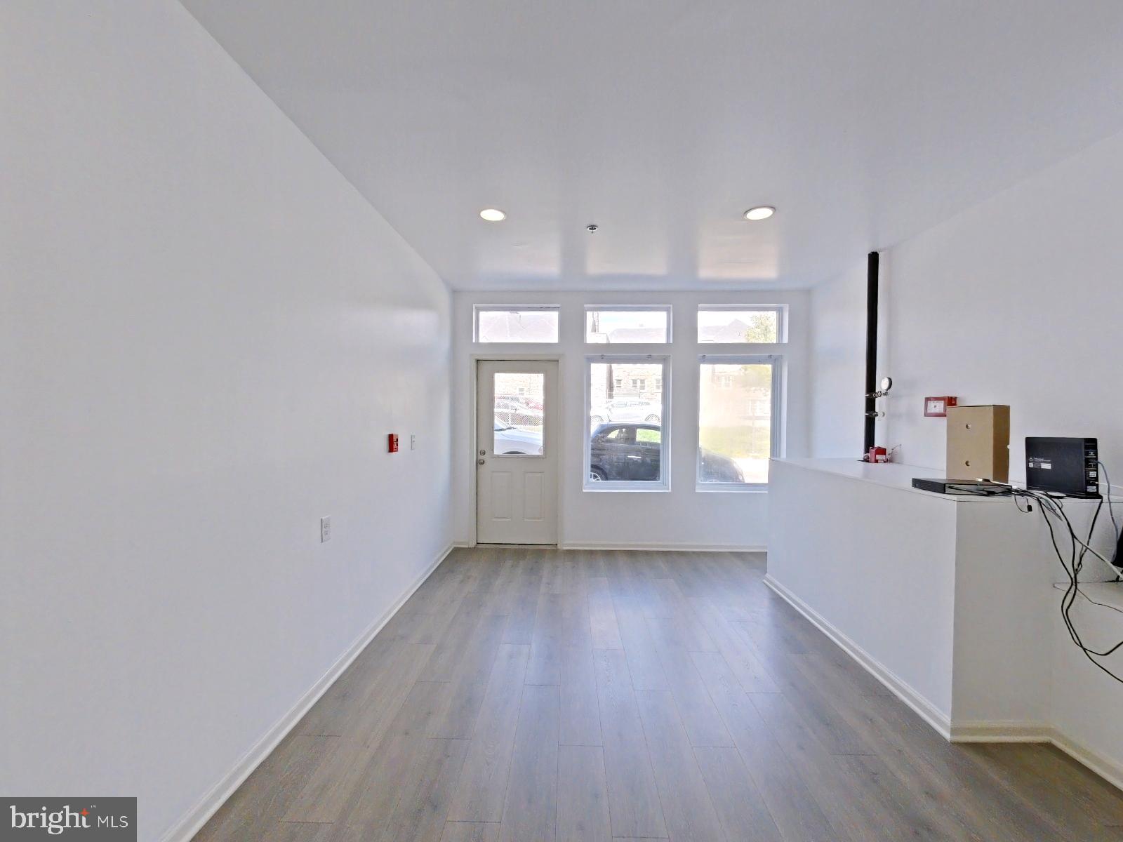 ROXBOROUGH - Commercial Lease