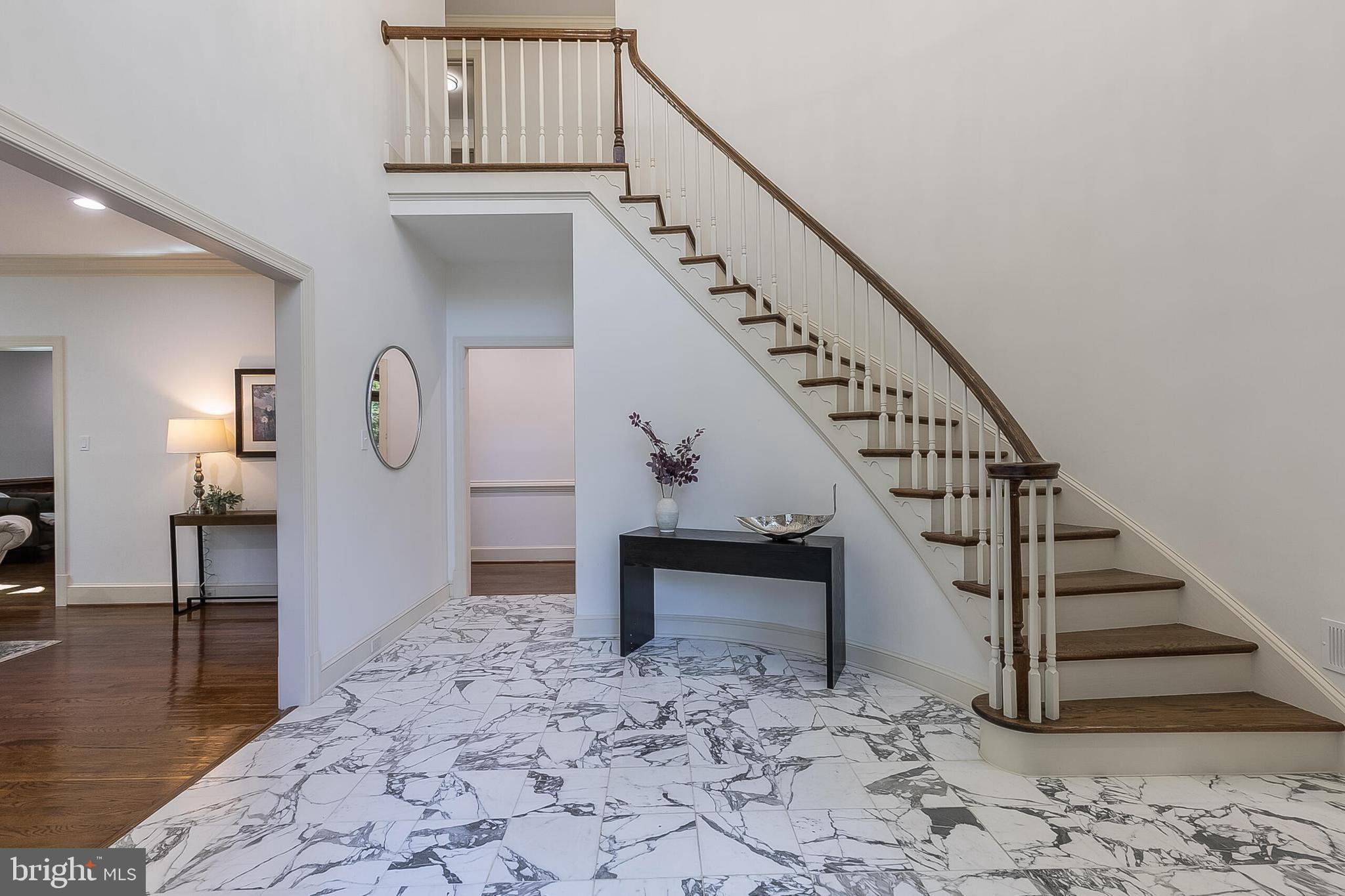 2404 OAKMONT COURT