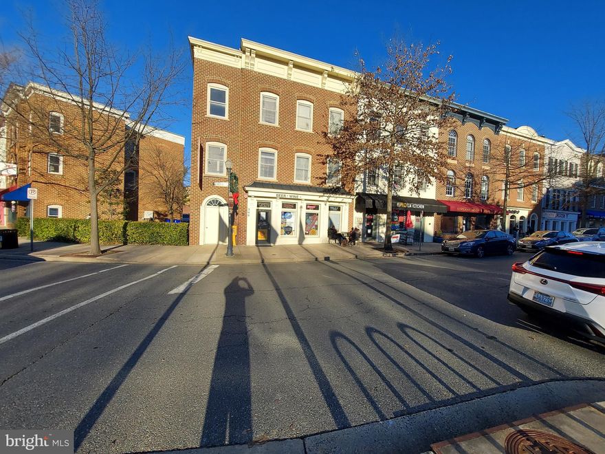 All inclusive lease.  Included HOA fee, taxes , CAM, electric , water and sewer.  Zoned for retail or office.
Currently a yoga studio