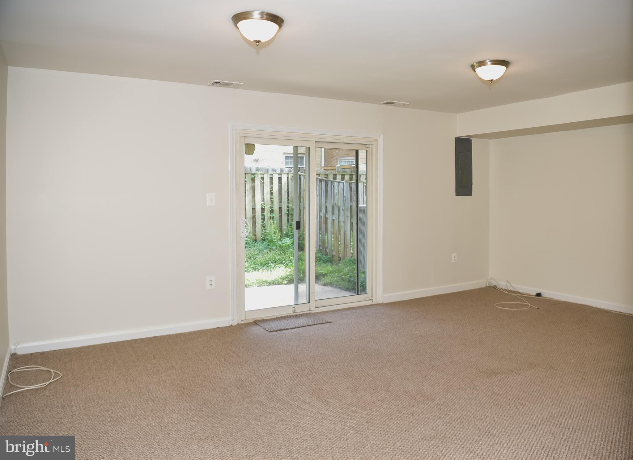 LONDON TOWNE - Residential Lease