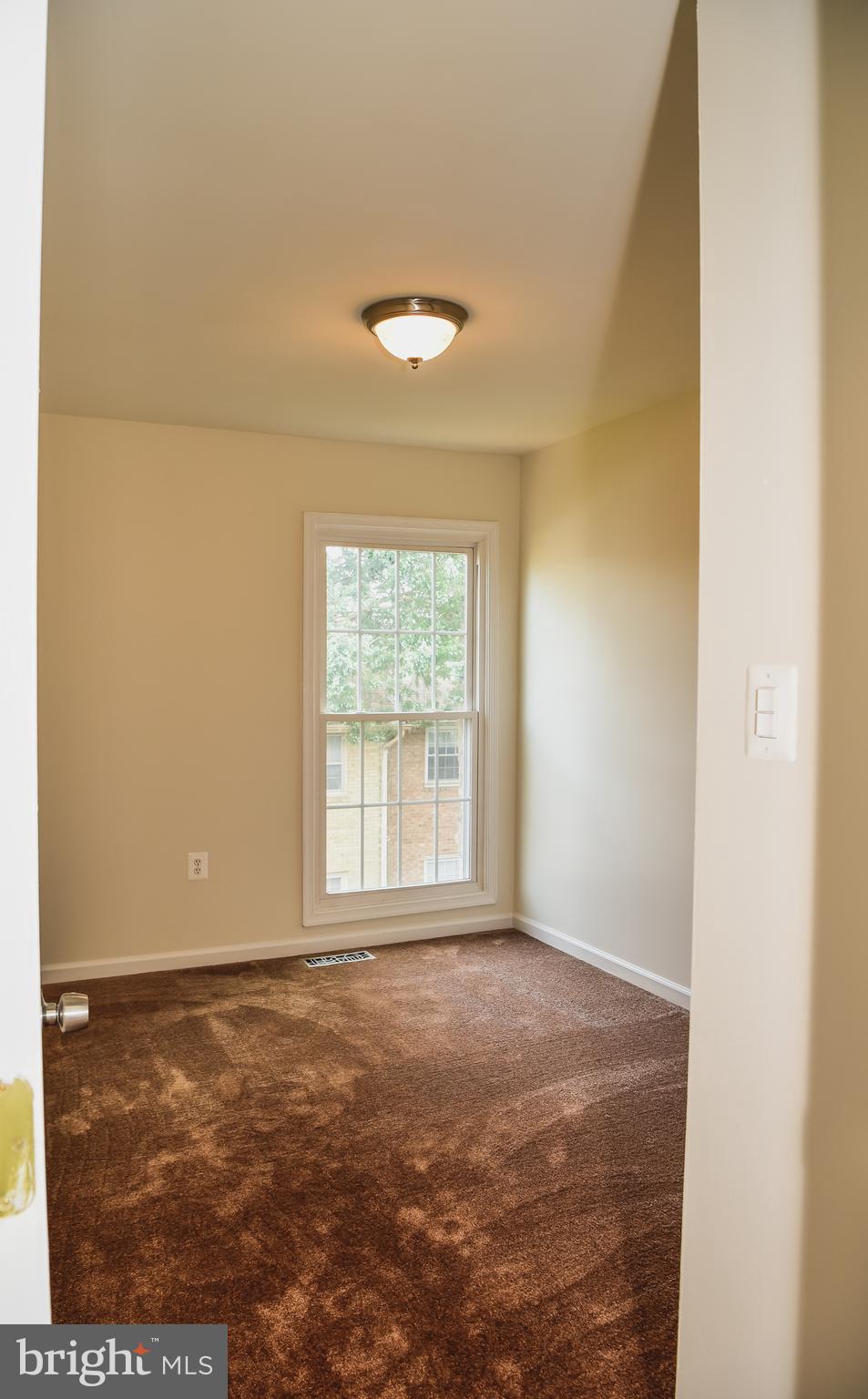 LONDON TOWNE - Residential Lease