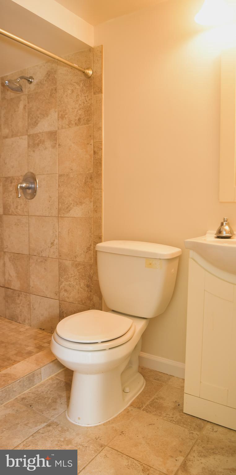 LONDON TOWNE - Residential Lease