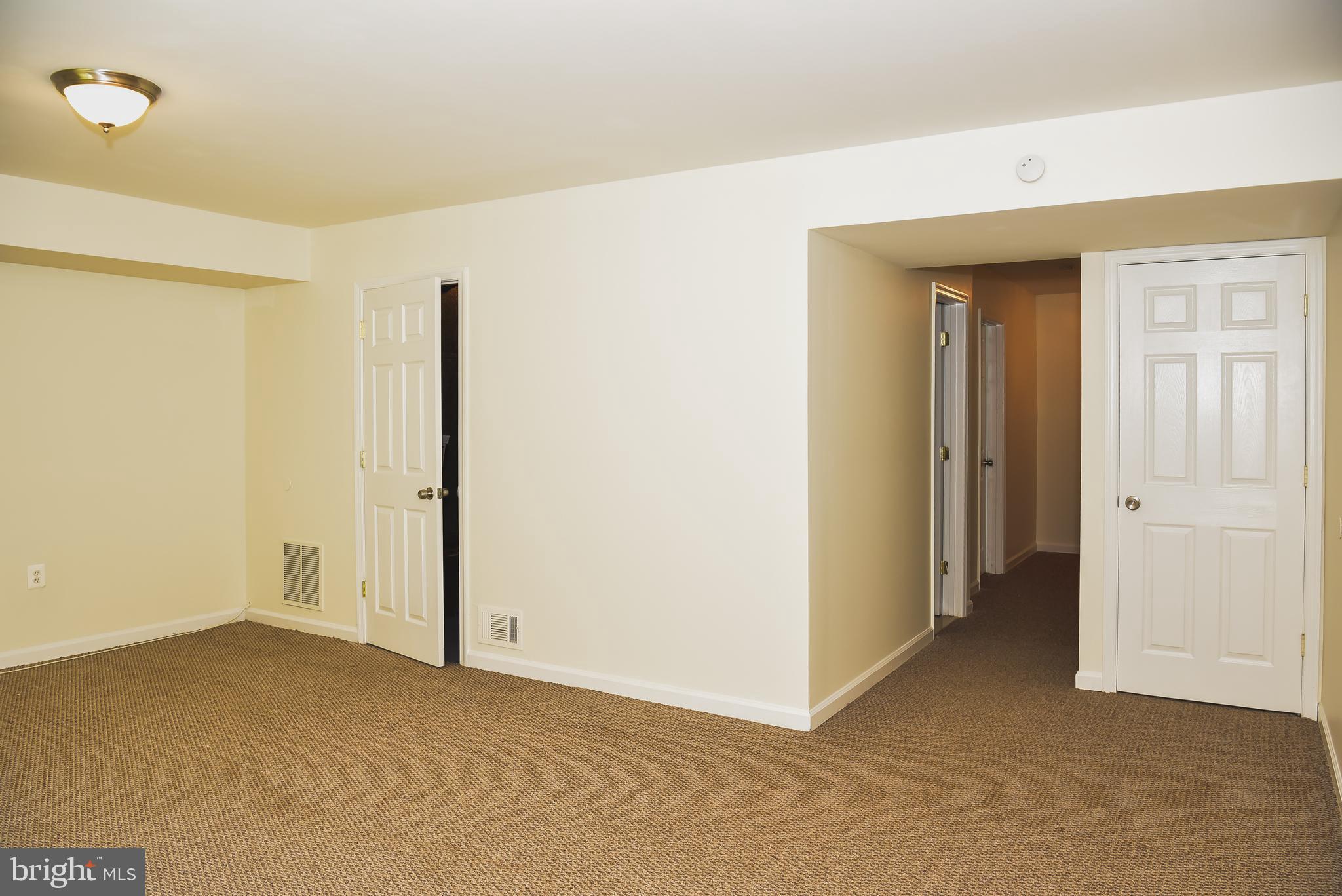 LONDON TOWNE - Residential Lease