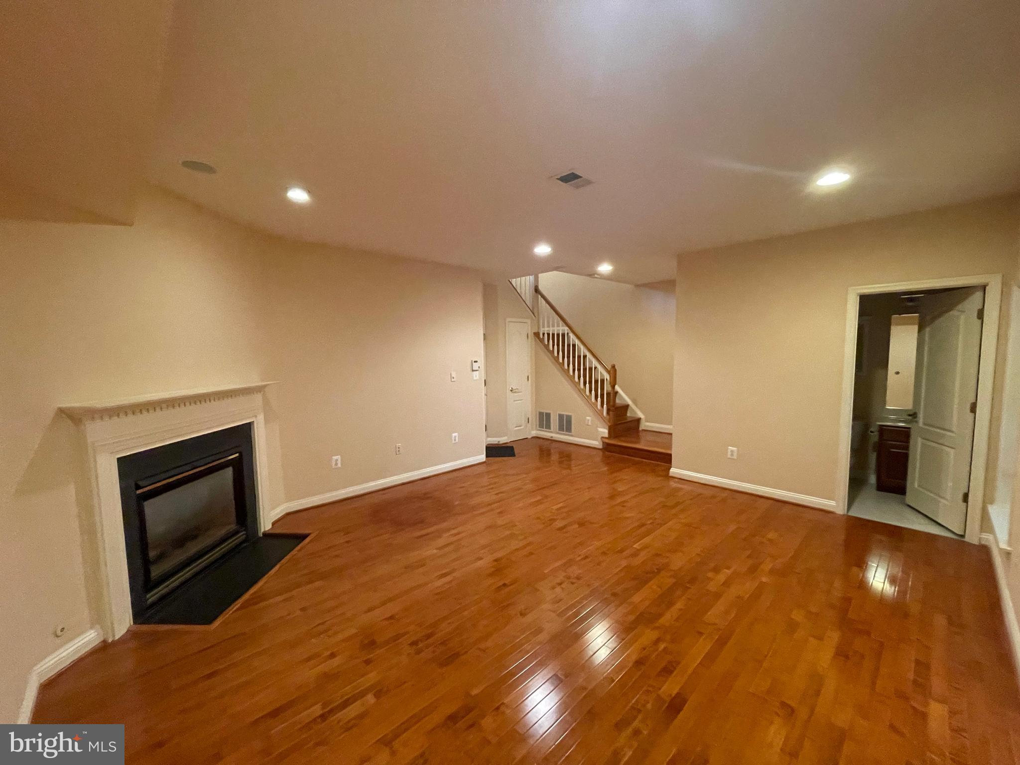 FAIRFAX CENTER LANDBAY - Residential Lease