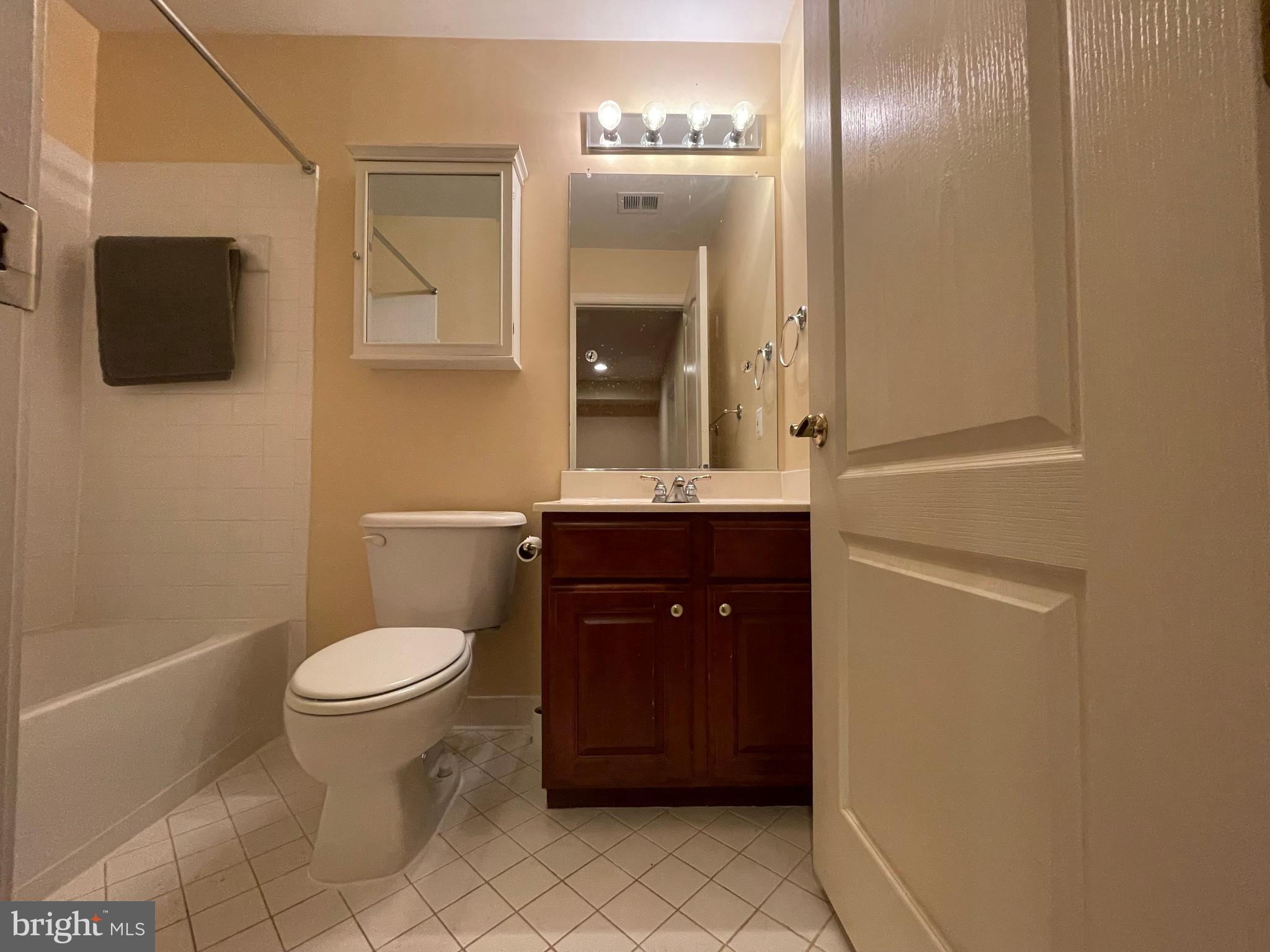 FAIRFAX CENTER LANDBAY - Residential Lease