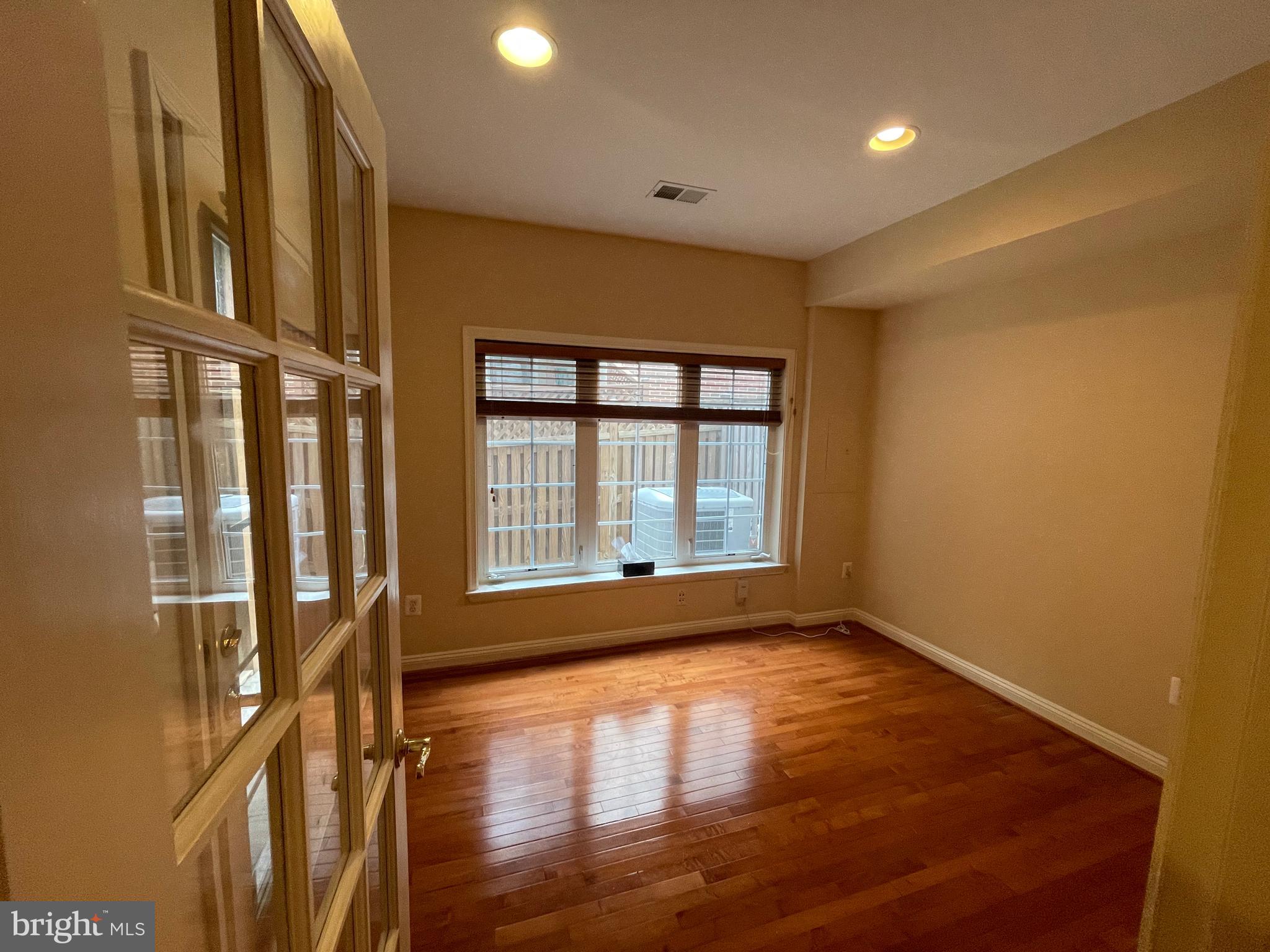 FAIRFAX CENTER LANDBAY - Residential Lease