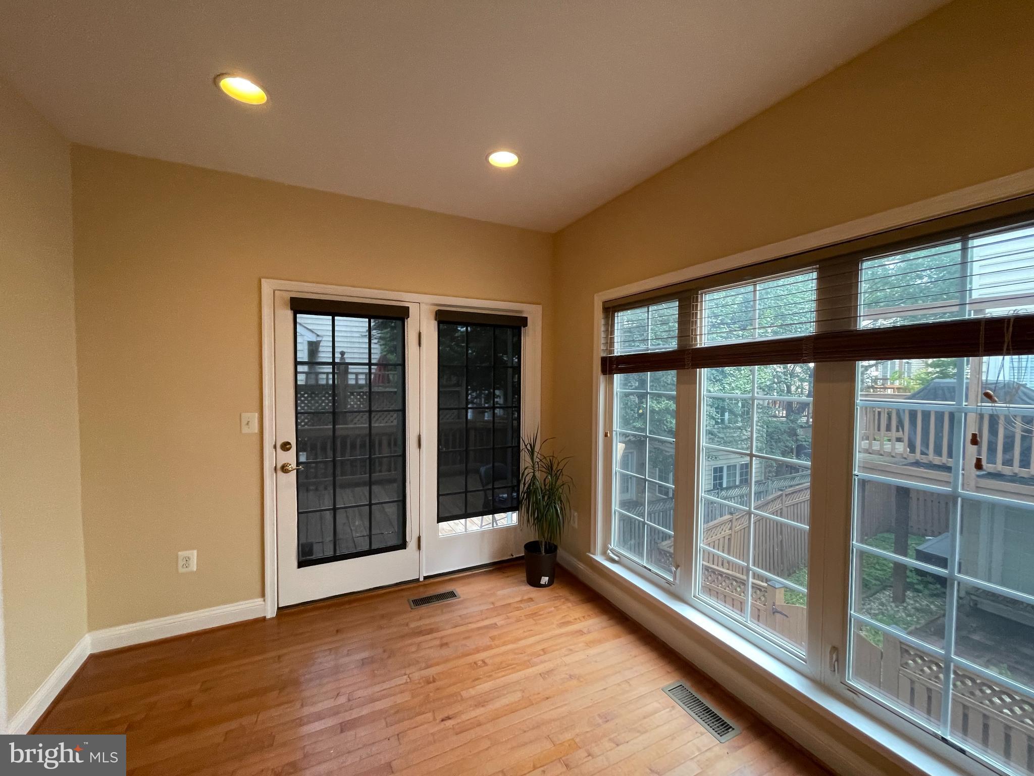 FAIRFAX CENTER LANDBAY - Residential Lease