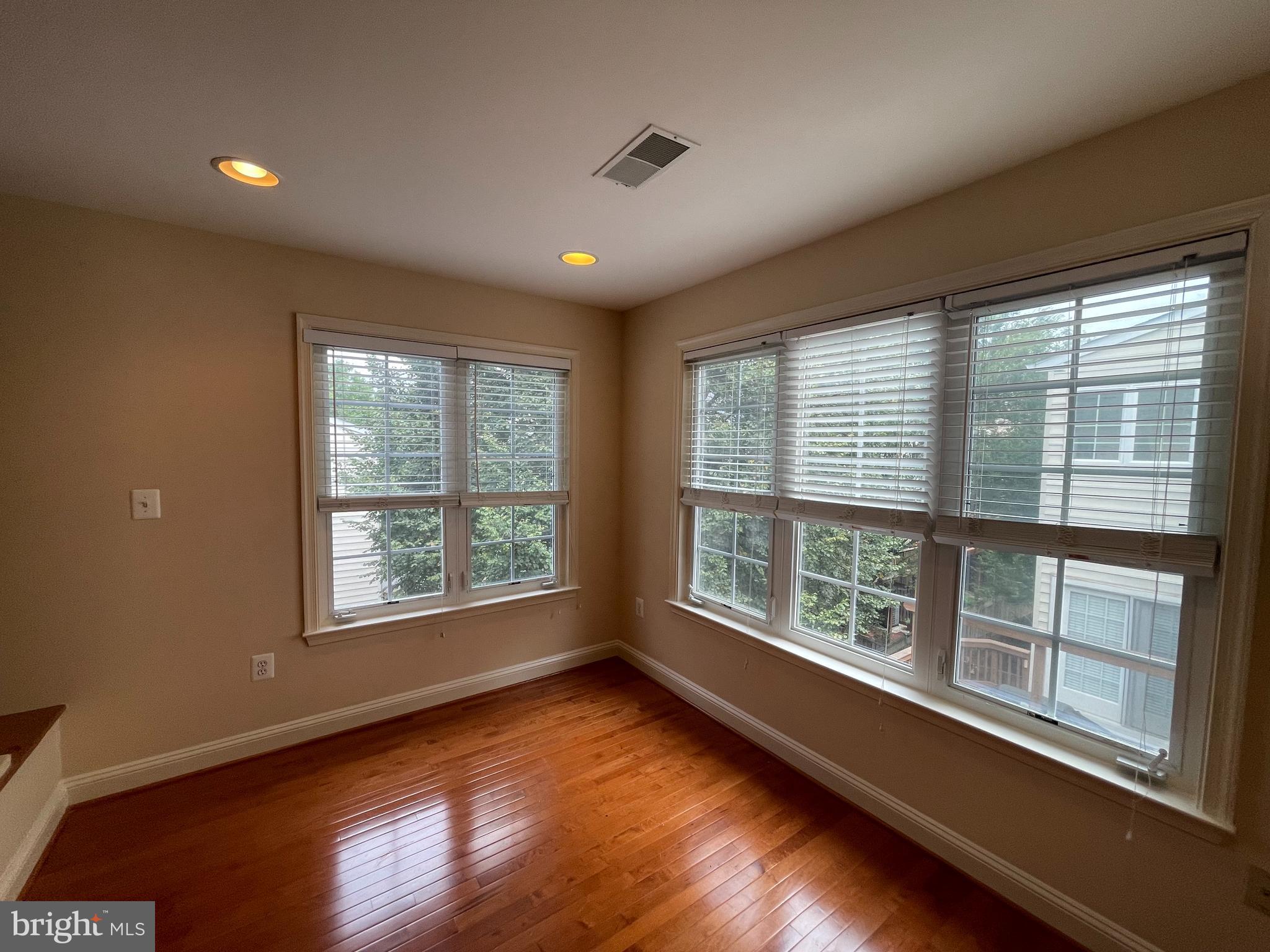 FAIRFAX CENTER LANDBAY - Residential Lease