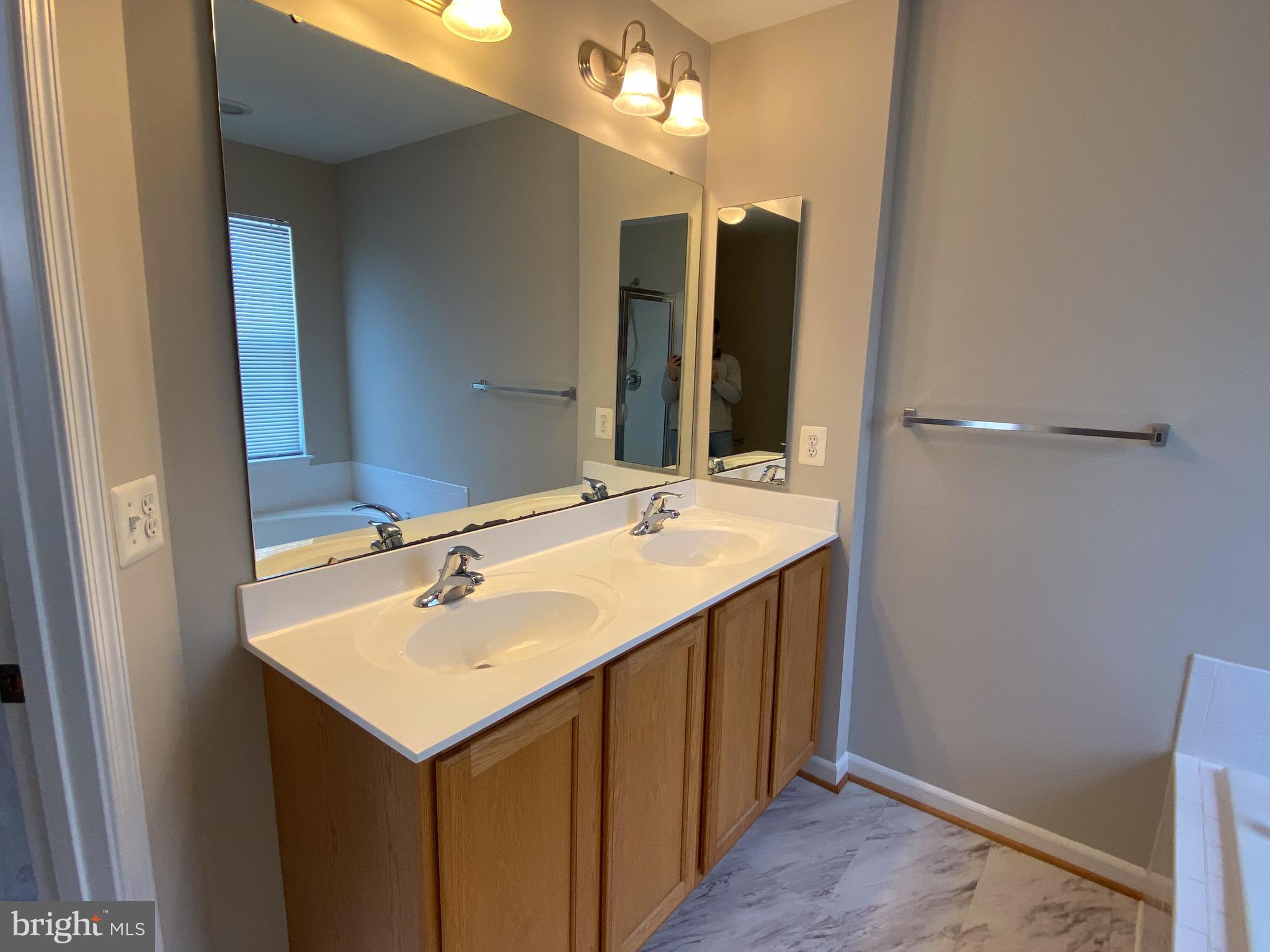 LAKELAND PLACE - Residential Lease