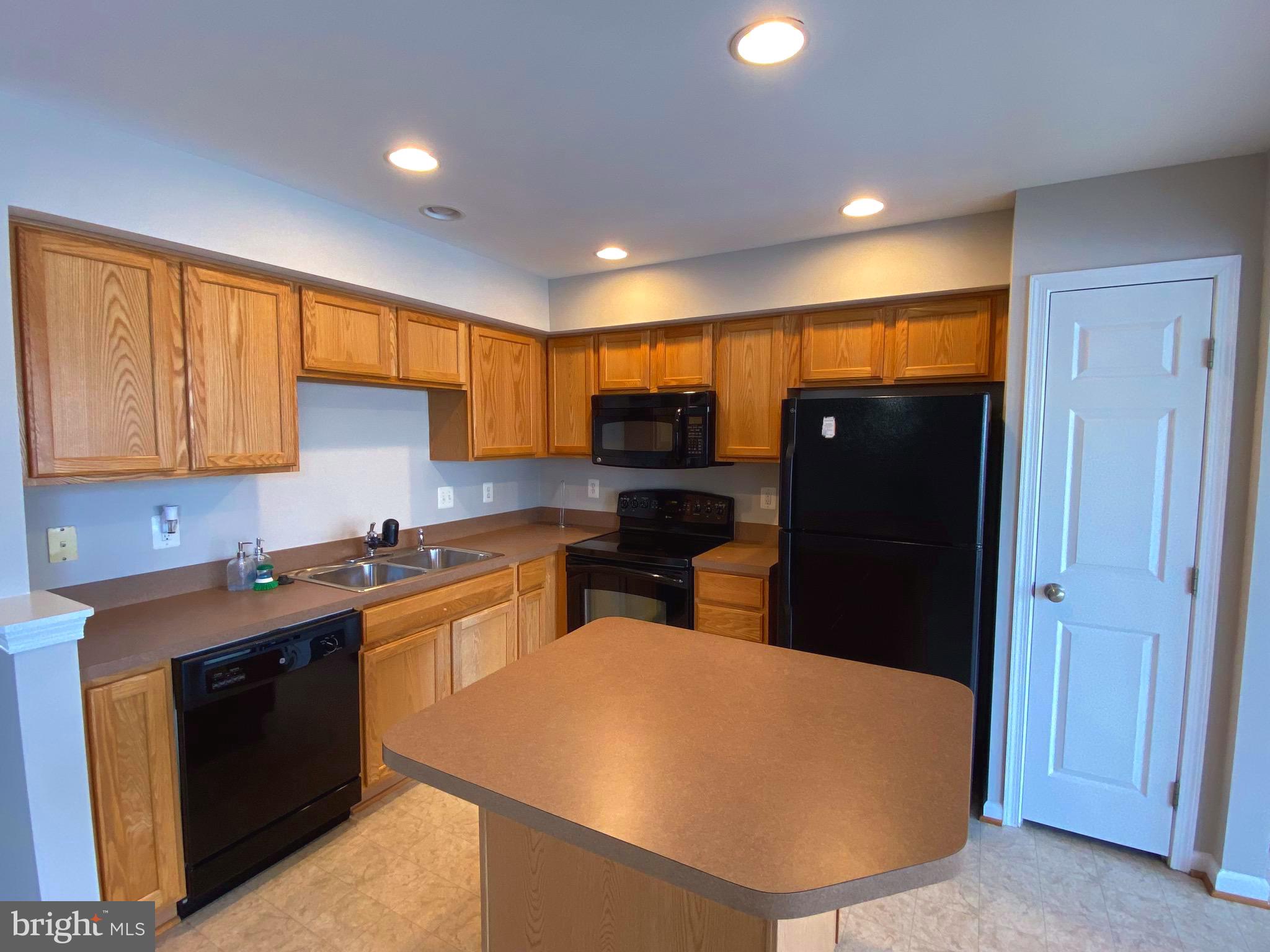 LAKELAND PLACE - Residential Lease