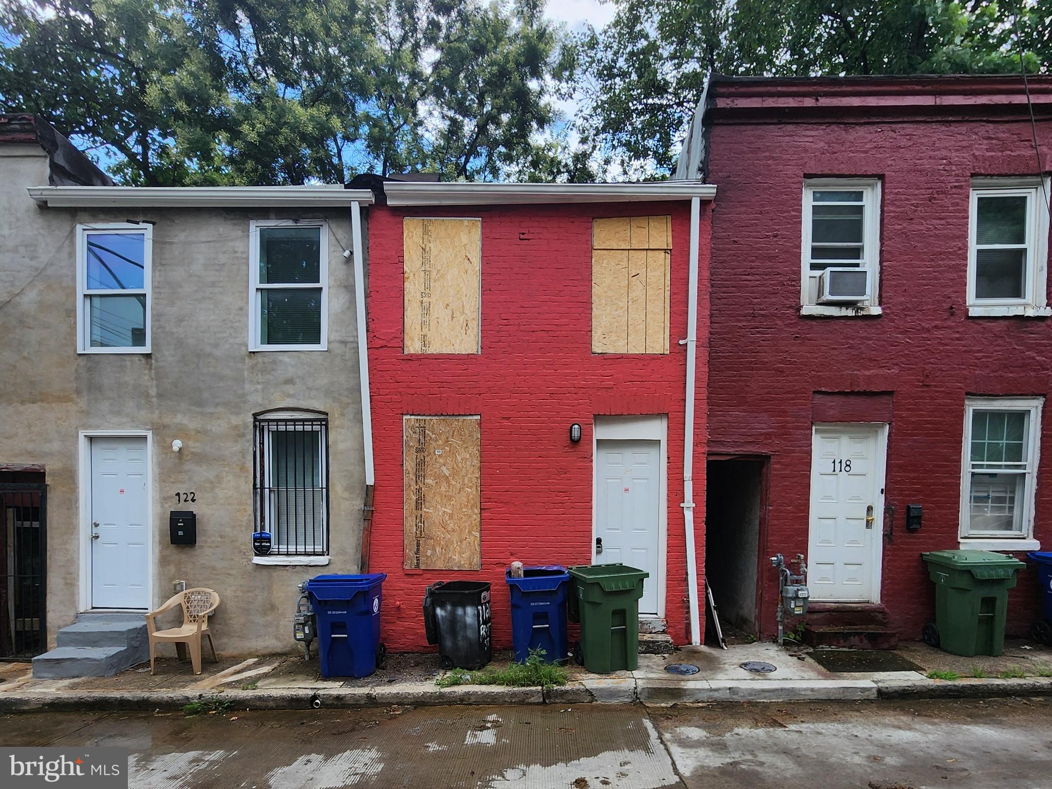 ONLINE AUCTION: Bidding begins 8/6/2025 @ 10:00 AM. Bidding ends 8/8/2025 @ 11:20 AM. List Price is Suggested Opening Bid. Deposit: $7,500.
2-story turnkey rowhome in the Hollins Market neighborhood.
Centrally located near University of Maryland Medical Center, Lexington Market, Oriole Park at Camden Yards, M&T Bank Stadium, and Carroll Park.
Nearest traffic arteries include W Pratt St and Martin Luther King Jr. Blvd.
Property is believed to be vacant.