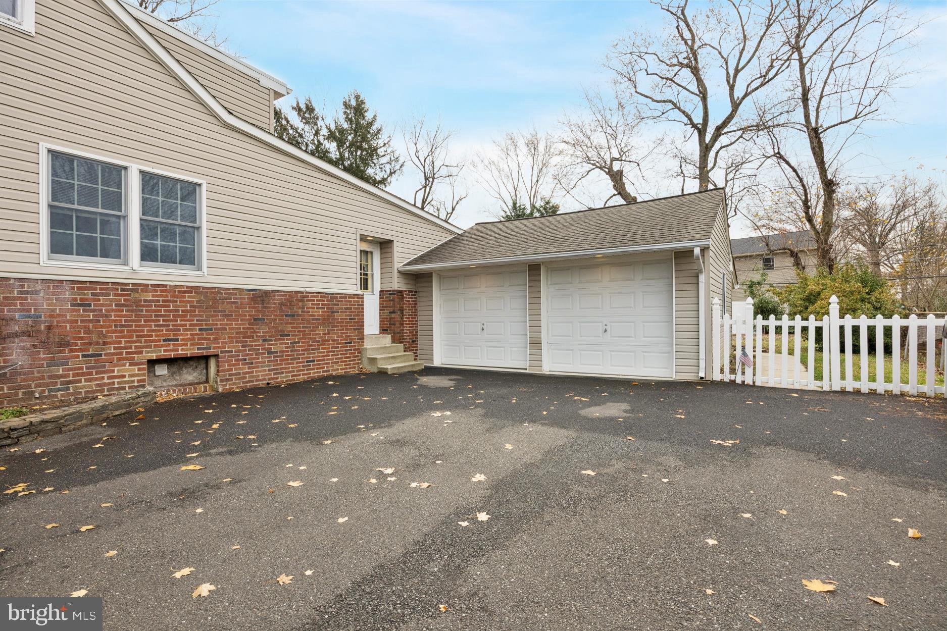 219 W MORELAND AVENUE