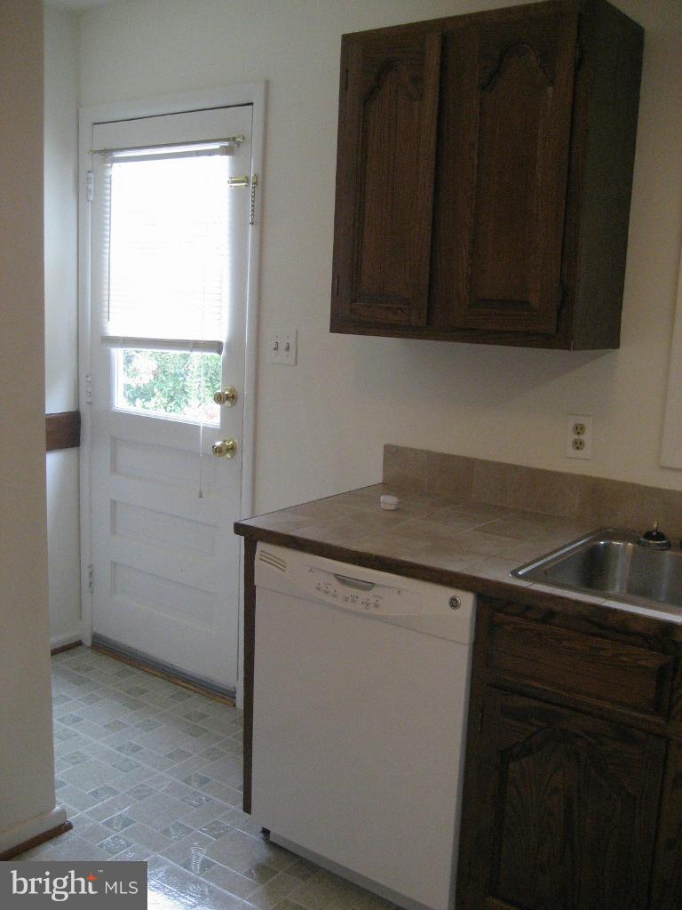 VIENNA WOODS - Residential Lease