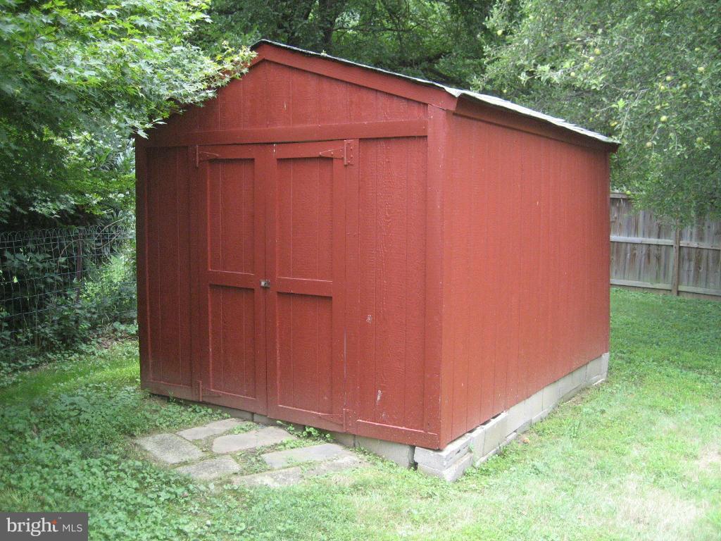 VIENNA WOODS - Residential Lease