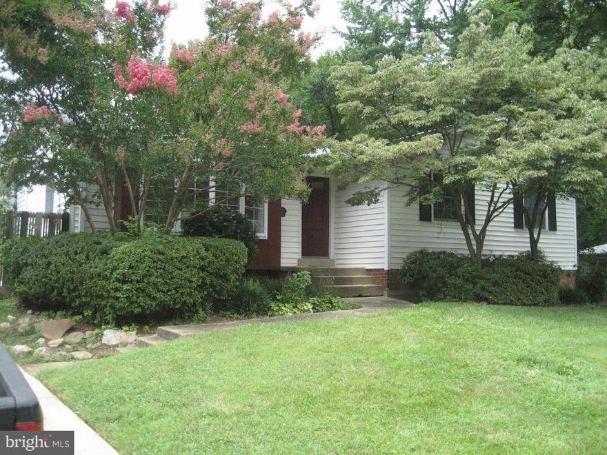 Reduced!  Immediate occupancy available. NEW paint.  Minutes to VIENNA Metro!!  Well maintained single family home on cul-de-sac.  Refinished hard wood floors on main level.  Large fully fenced in back yard.  4 beds 2 baths on main.  Large rec-room/basement.  Bonus room in basement=extra storage! Super schools! NICE landlord.  Great location for commuting! Minutes to Vienna Metro, I66, I495.